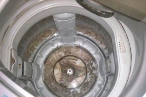 如何拆卸清洗洗衣机内筒（简单操作帮助延长洗衣机寿命）