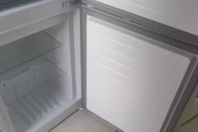 冰箱保鲜室玻璃清洗方法（轻松清洁冰箱保鲜室）