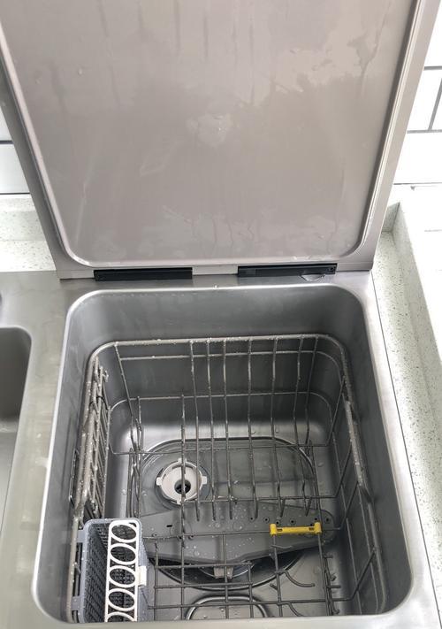 洗碗机水槽上方漏水的修理方法（解决洗碗机水槽上方漏水问题的实用指南）  第1张